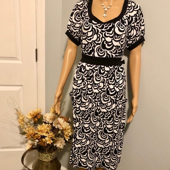 TAHARI - Black and White Floral Design Dress - Picture 2 of 8
